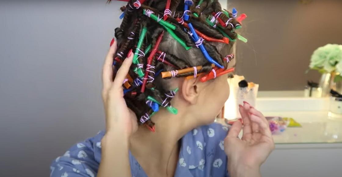    Волосы, накрученные на коктейльные трубочки:YouTube/Pineapple Soul