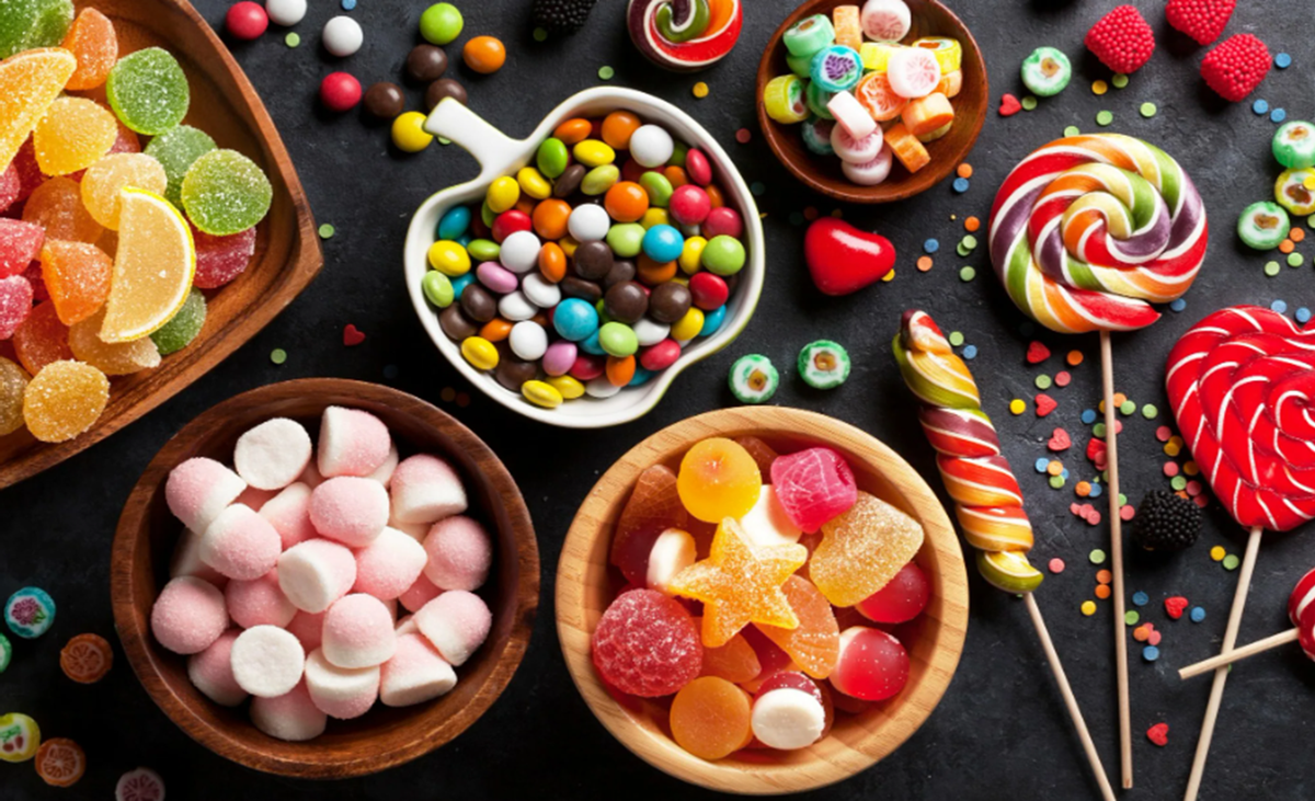 фон сладости. конфеты наркотики. шоколадные конфеты. акция меняй сигарету на конфету. много конфет.