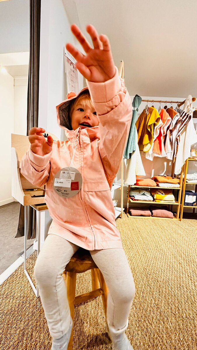 Приобрели дочке куртку. 