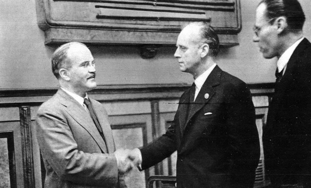 Вячеслав Молотов и Иоахим фон Риббентроп после подписания договора о ненападении между СССР и Германией, Москва, август 1939 г. (изображение взято из открытых источников)