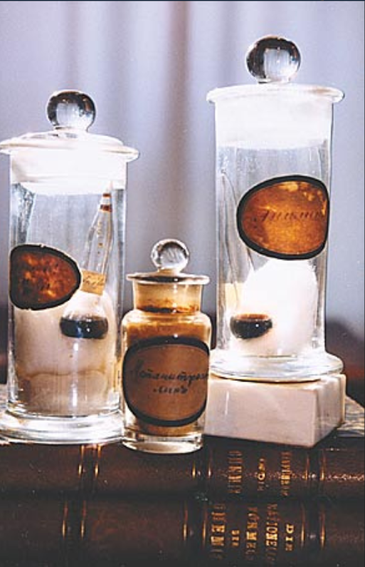 Сосуды с анилином и его производными. Из материалов Музея Казанской химической школы