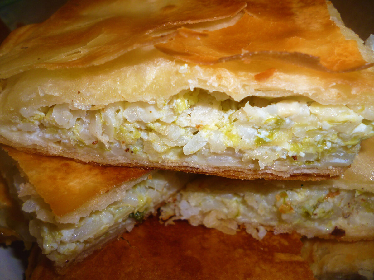 Пирог с яйцом, зеленым луком, сыром из слоеного теста готового