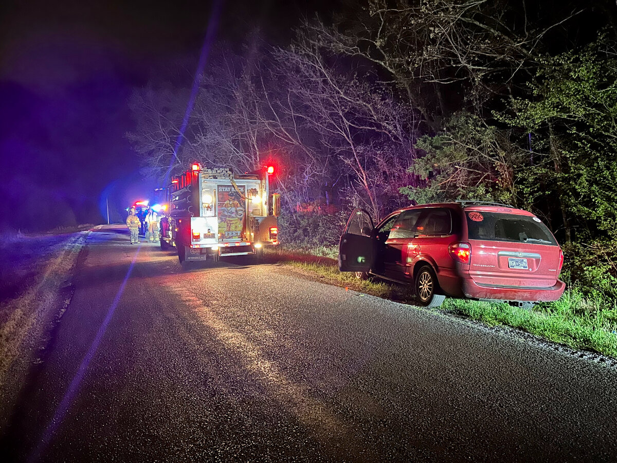 Вот и мой пожарный крайслер справа на обочине.