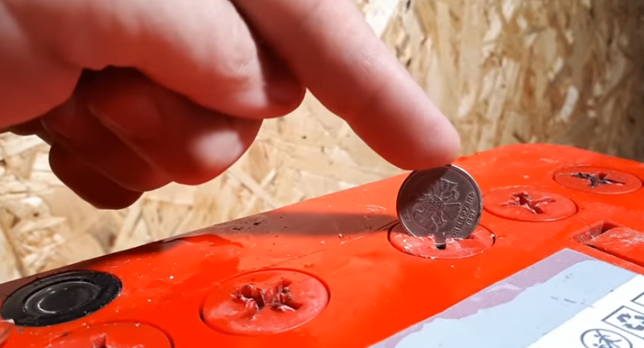 Как легко открутить пробку акб.