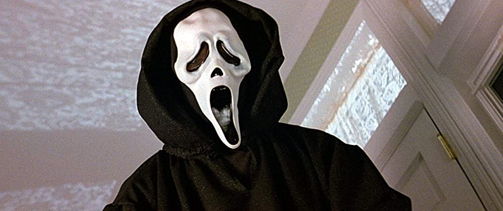Кадр из фильма Scream, источник: imdb.com. Режиссер: Уэс Крэйвен. Оператор: Марк Ирвин. Производство: Dimension Films, Woods Entertainment. Показ в России: Кармен-Премьер