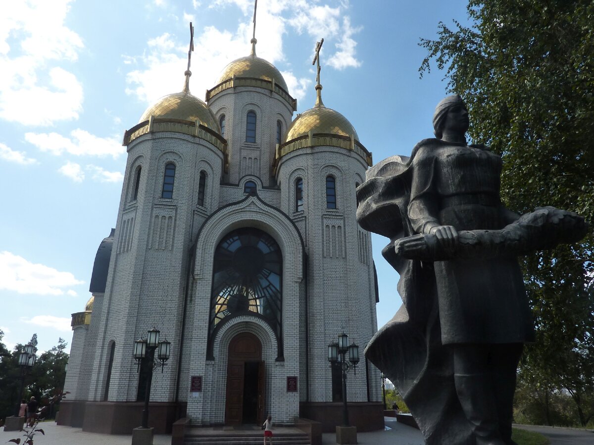 Место скорби и место славы. Церковь почти на вершине Мамаевого кургана и фигура девушки-красноармейца. Фото из личного архива.