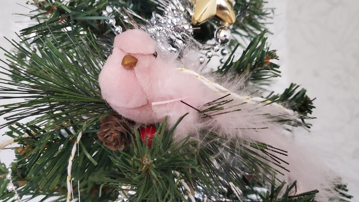 Охраняет крону