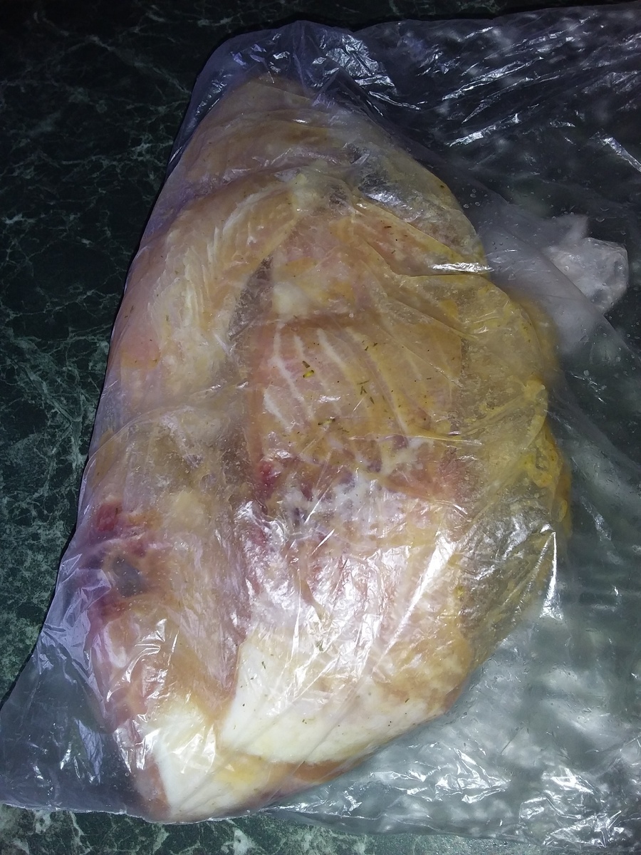 Положите специи  для рыбы в пакет 