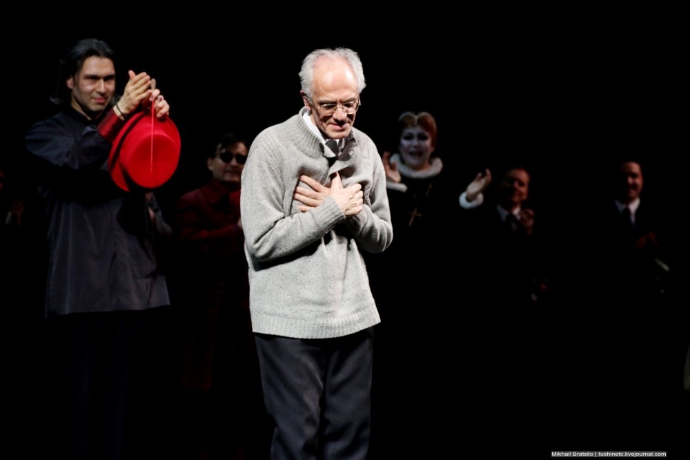 Фото сделано во время выступлений ,чья музыка играла во время спектакля.