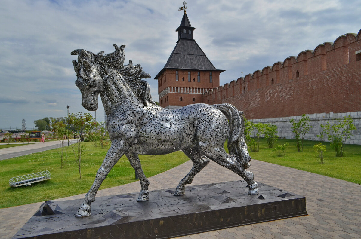 Лошади тула. Тульский памятник блохе. Памятник Левше в Туле. Левша и блоха в Туле.