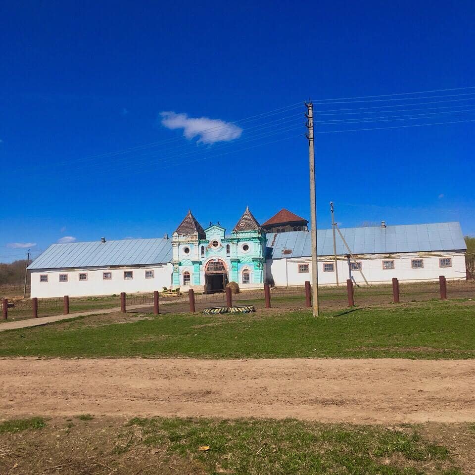Основное здание-конюшня
