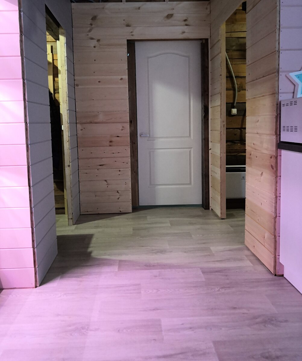 это временная дверь, ведущая во вторую часть дома, в дальнейшем ее не будет