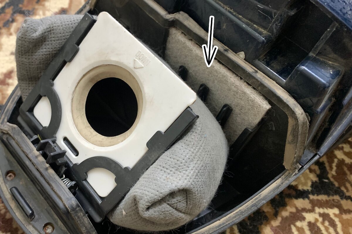 В пылесосах с контейнерами такой фильтр стоит внизу, легко очищается и моется.