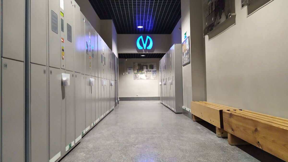 Слева вы видите половинчатые шкафчики. Впереди справа — шкафчики во весь рост →