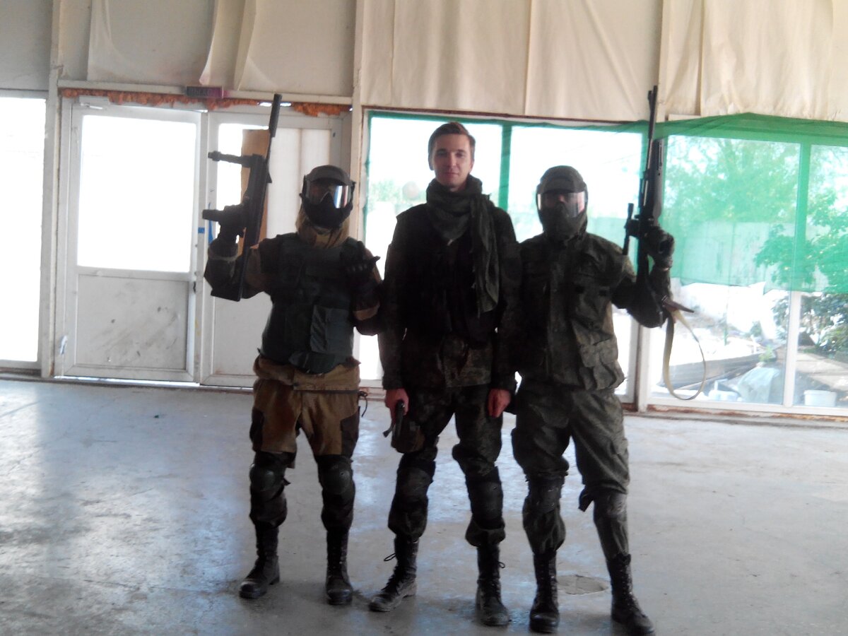 у бойцов форма одежды №8 - что достали, то и носят.