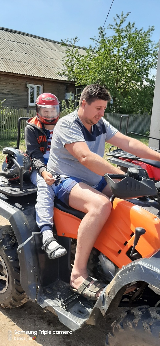 Альберт с Данилом катаются на квадрацикле.