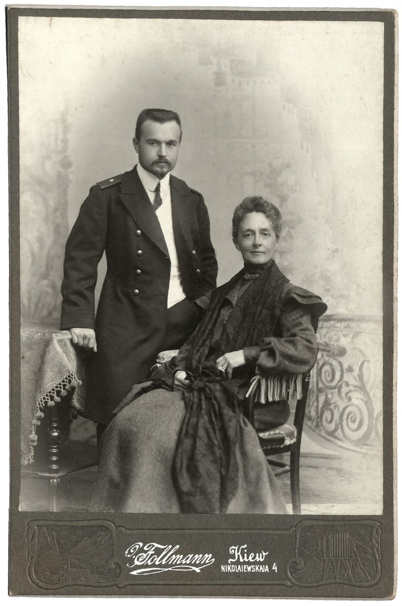 Алексей Щастный с матерью. 1901 г. (фото РГА ВМФ)