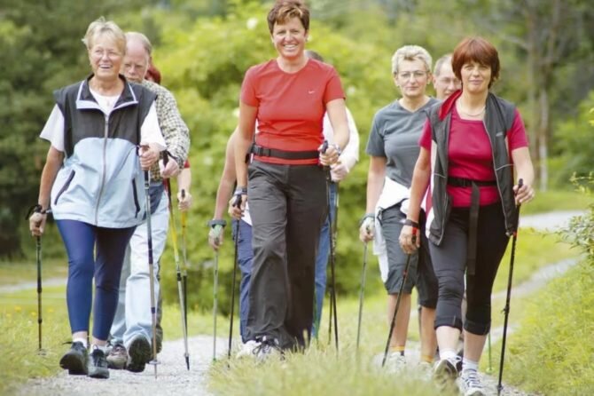 Можно ли подтянуть тело, избавиться от лишних килограммов, укрепить сердечно-сосудистую систему и выйти из депрессивного состояния, не прибегая к помощи специалистов и медицинских препаратов? Можно, если ситуация со здоровьем не запущена до критического состояния. На помощь придет любительский вид спорта – скандинавская ходьба. Среди самых эффективных и доступных способов оздоровления организма этот способ один из лидеров.