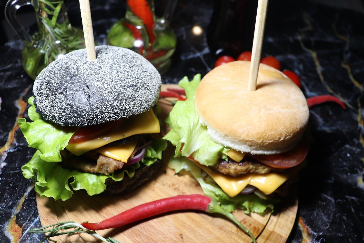 Втыкаем деревянную шпажку в центр, И готово