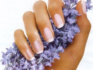  Ногти часто являются показателями болезненных процессов , происходящих в нашем организме. Например, продольные желобки говорят о наличии хронических воспалительных заболеваний (придаточных пазух носа, зубов) или начинающемся ревматизме. Поперечные желобки могут указывать на болезни внутренних органов (почки, печень, желудочно-кишечный тракт). Образование поперечных бороздок свидетельствует о том, что организму не хватает цинка. Так как цинк содержится в основном в продуктах животного происхождения, от его недостатка страдают, прежде всего, вегетарианцы. Если вмятины и углубления придают ногтю вид наперстка — это сигнал, предупреждающий о псориазе. Изменение цвета ногтей позволяет сделать предварительный вывод о развитии патологии внутренних органов. При недостаточности кровообращения ногти становятся синеватыми. Желтая окраска ногтей указывает на больную печень. Бугорчатые желтоватые ногти бывают при сахарном диабете, а также грибковом поражении.