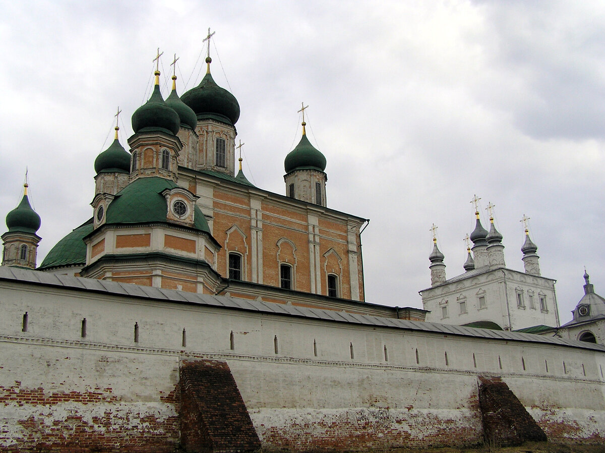 Успенский собор (слева) и Церковь Всех Святых бывшего Горицкого монастыря