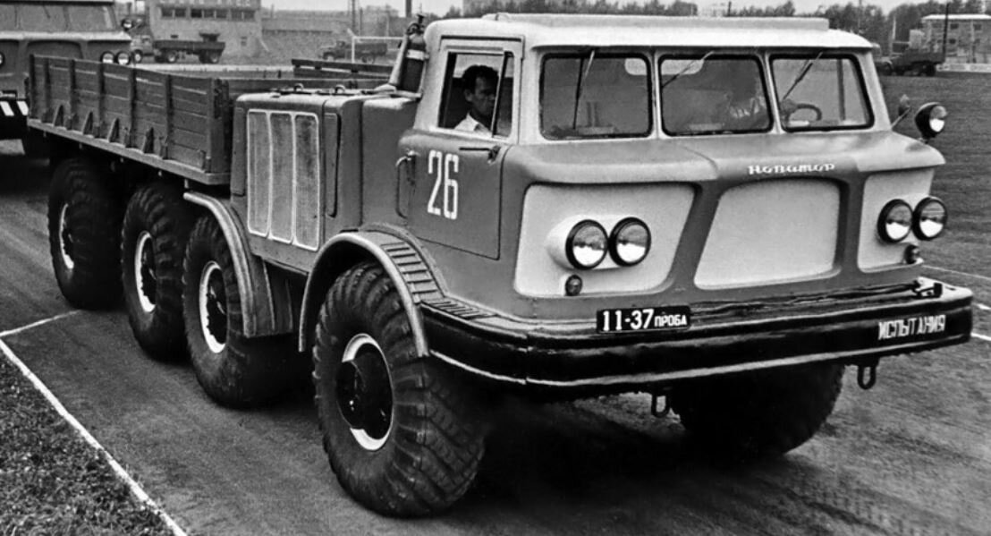 Грузовик ЗИЛ-135Л проходил испытания в суровых условиях Западной Сибири на строительстве нефтепровода Шаим-Тюмень. Адрес иллюстрации: https://topwar.ru/175604-zil-135-legendami-ne-rozhdajutsja.html