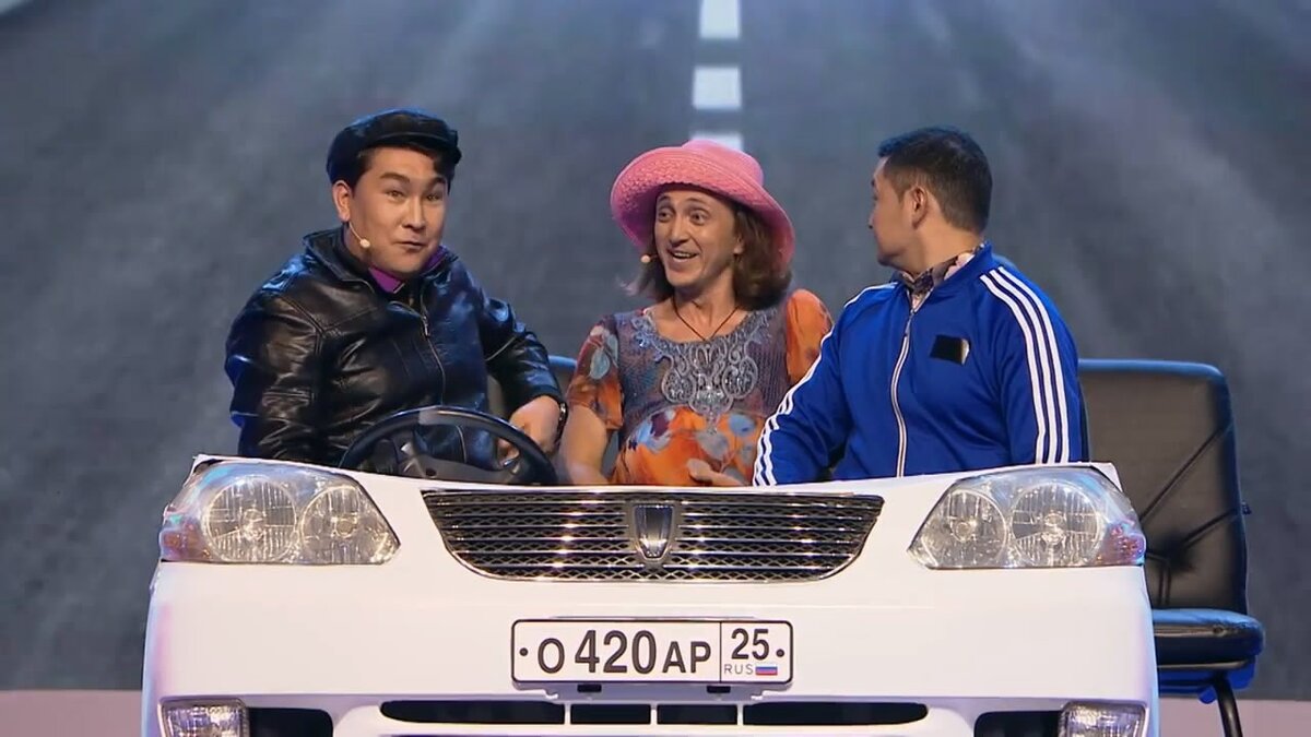 Камязыки рулят... Кадр с концерта высшей лиги КВН