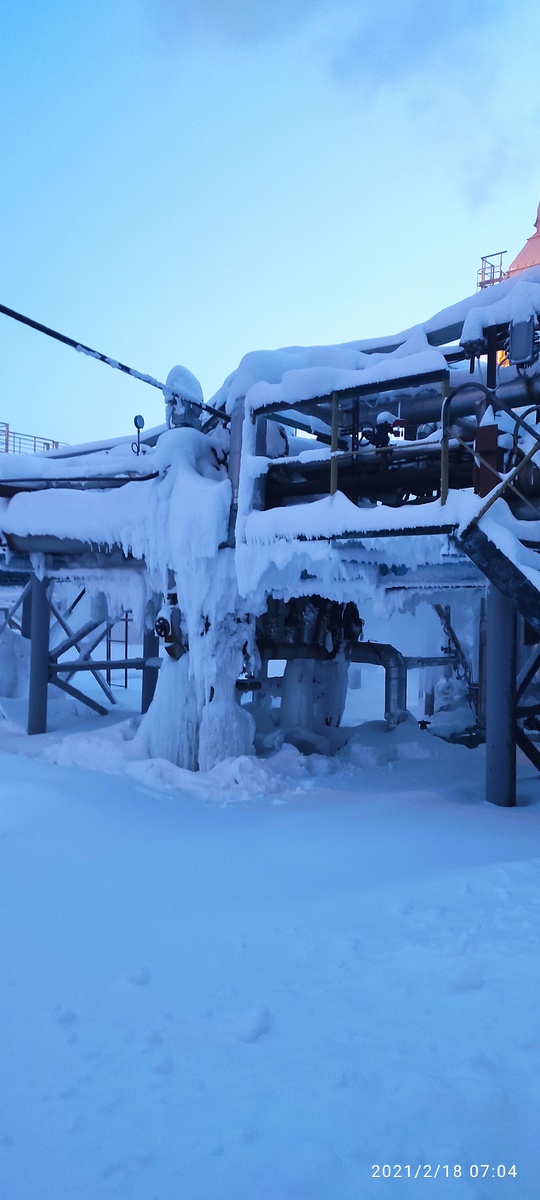                              Мороз не шутит рвутся трубы, народ ворчит снимая шубы.