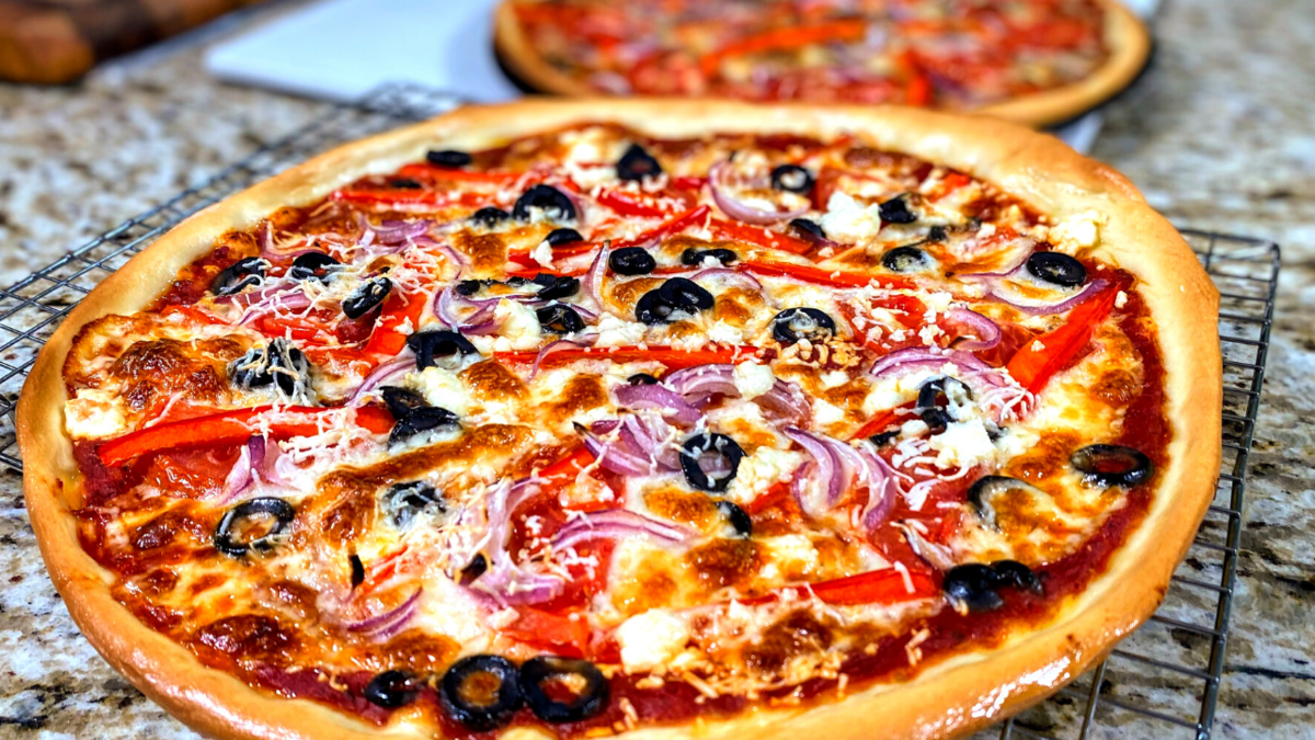 Классическое тесто для пиццы в домашних условиях. Готовим домашнюю пиццу, каждая 30 см. в диаметре!