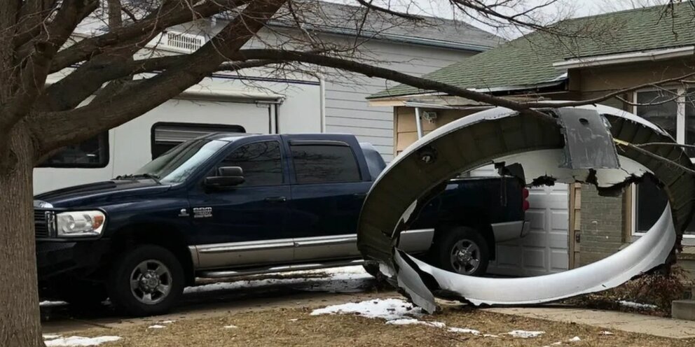 Кусок обшивки самолёта приземлился во двор жилого дома.  фото: картинки яндекса.
