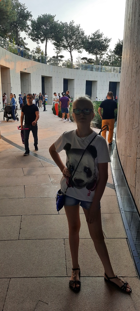 Люди на дальнем плане - это очередь в туалет (не самая большая в этот раз)