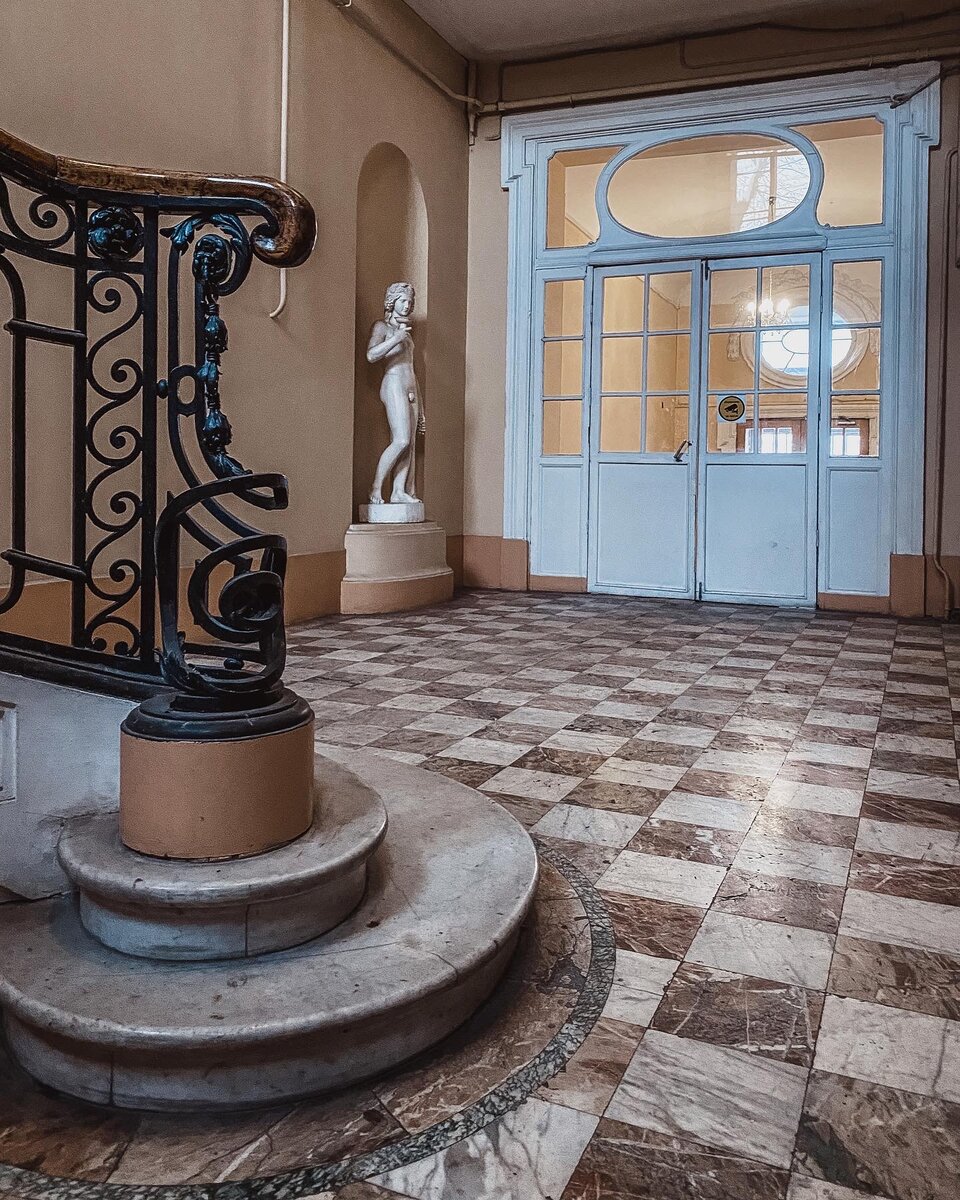 Парадная на Английской набережной 