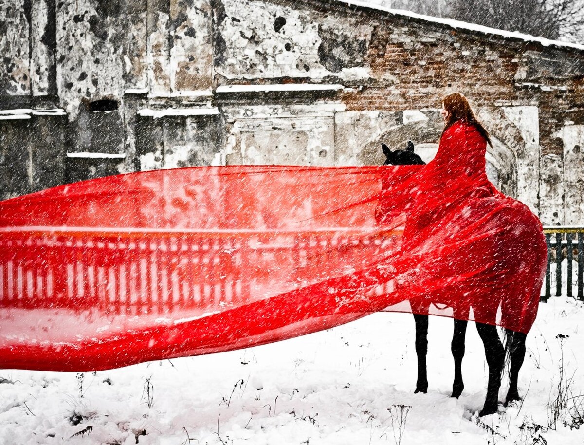 Я пришла в отделение выездки, на тот момент мне было все равно, лишь бы лошадки. Атмосфера в отделении по выездке была так себе, младшие группы гнобили, заставляли ,под угрозой исключения выгнать, убирать и чистить лошадей старшей группы, у тренера были свои любимчики а остальные выживали как могли, год спустя я решилась поменять тренера как раз был объявлен набор в отделения конкура. 