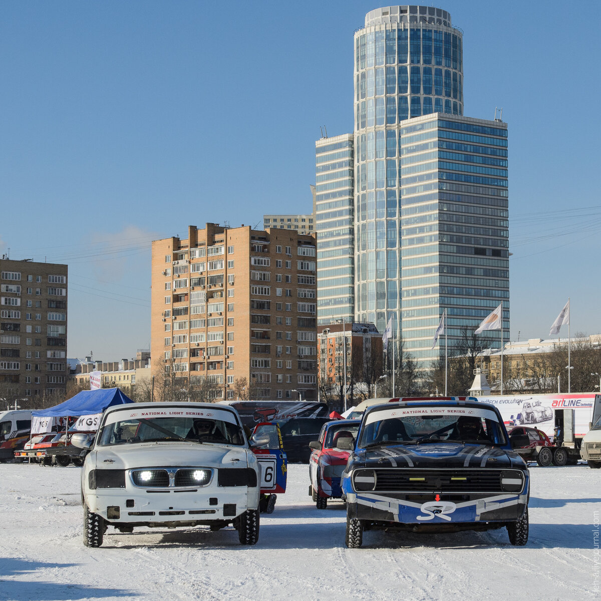 Подготовка к заезду в классе Волга. Тяжелые и неповоротливые "баржи" показывали самые зрелищные заезды.