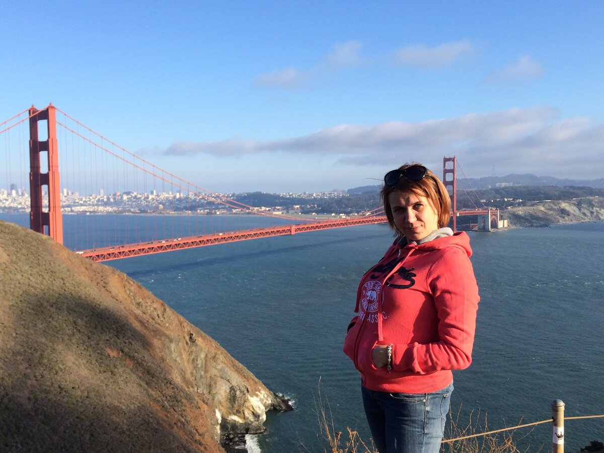 Жена специально выбирала худи под цвет моста :) Шутка