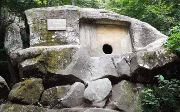 А вот и дольмен в скале: Волконский, Краснодарский край. Источник https://www.facebook.com/107595710936157/photos/pcb.159554529073608/159554165740311/?type=3&theater 