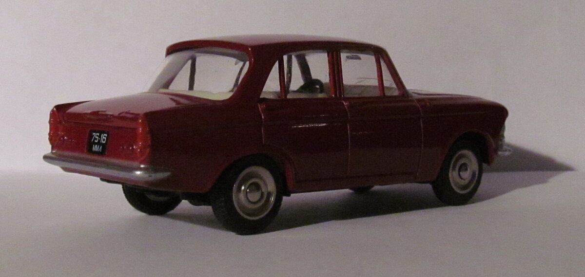 Любопытно, что модель, судя по дополнительным задним фонарям, воспроизводит один из вариантов дилерской доработки под европейские требования безопасности. Москвич-408 из коллекции автора