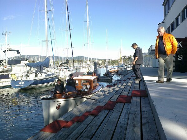 Королевский катер доставляет Его Величество на борт королевского корабля "Норвегия". Фото автора.