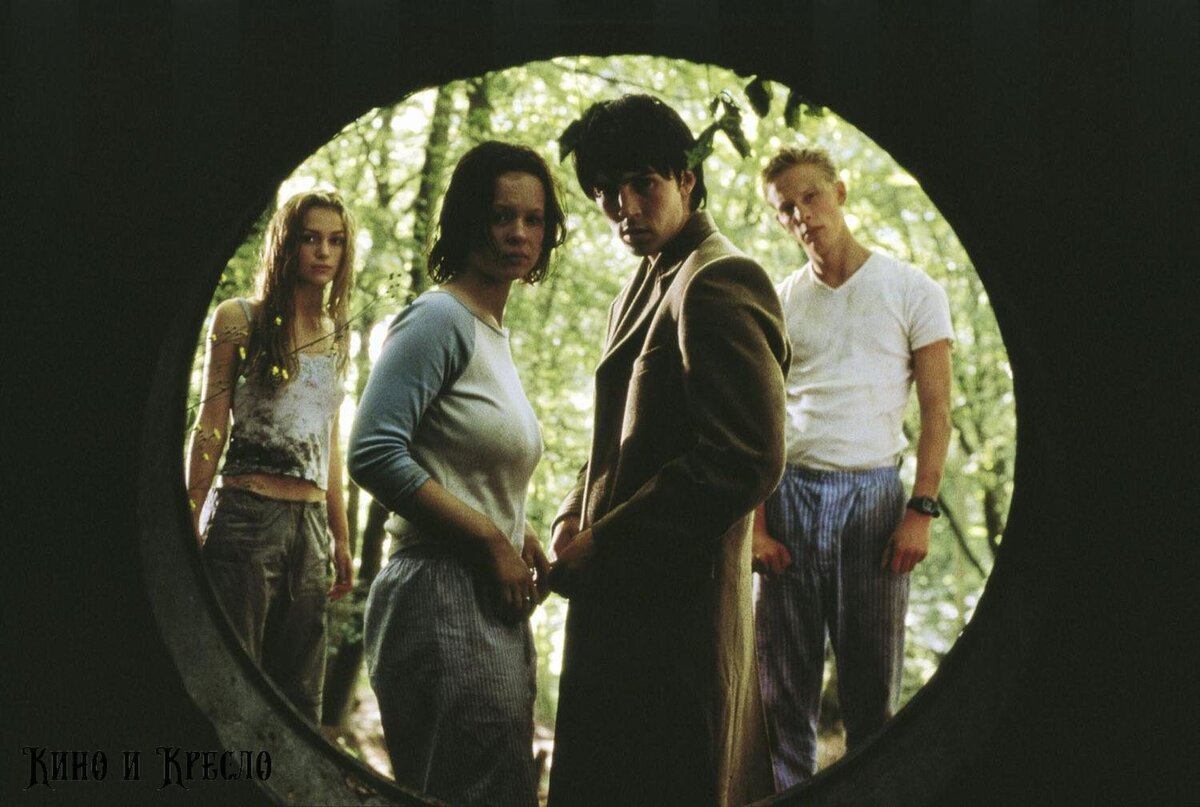 Ребята решили развлечься в бункере - фильм "Яма"