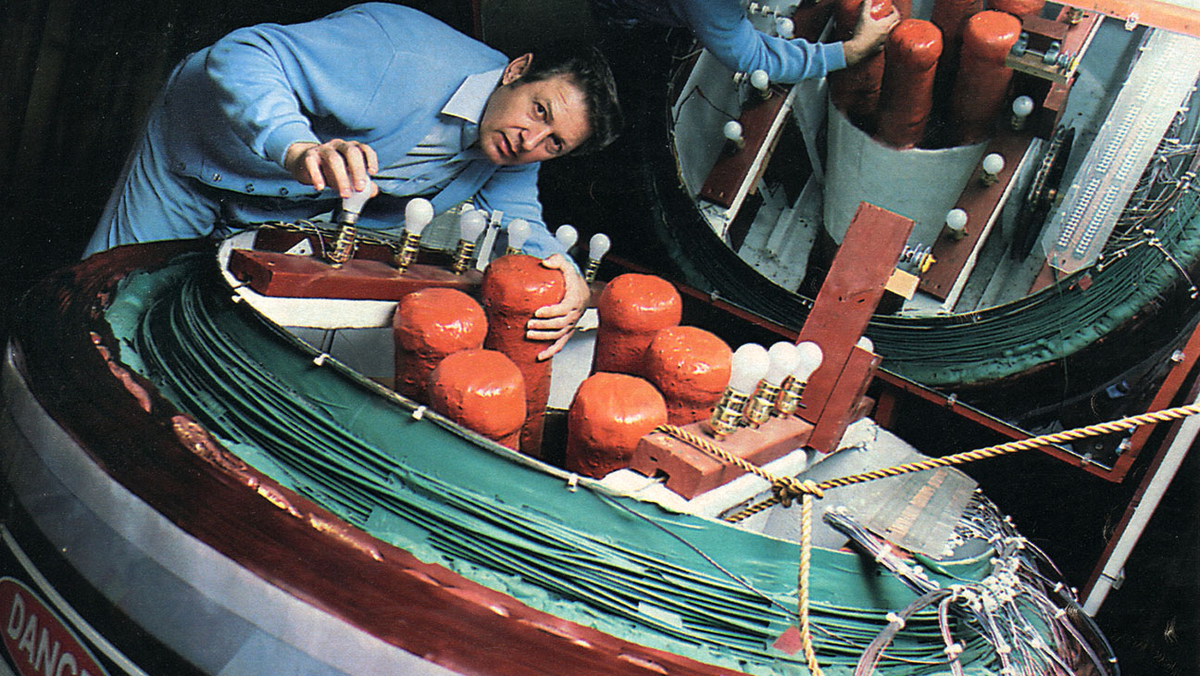 Джо Ньюман (1936-2015). Рос сиротой и прирос к своему двигателю как к собственному ребёнку. 