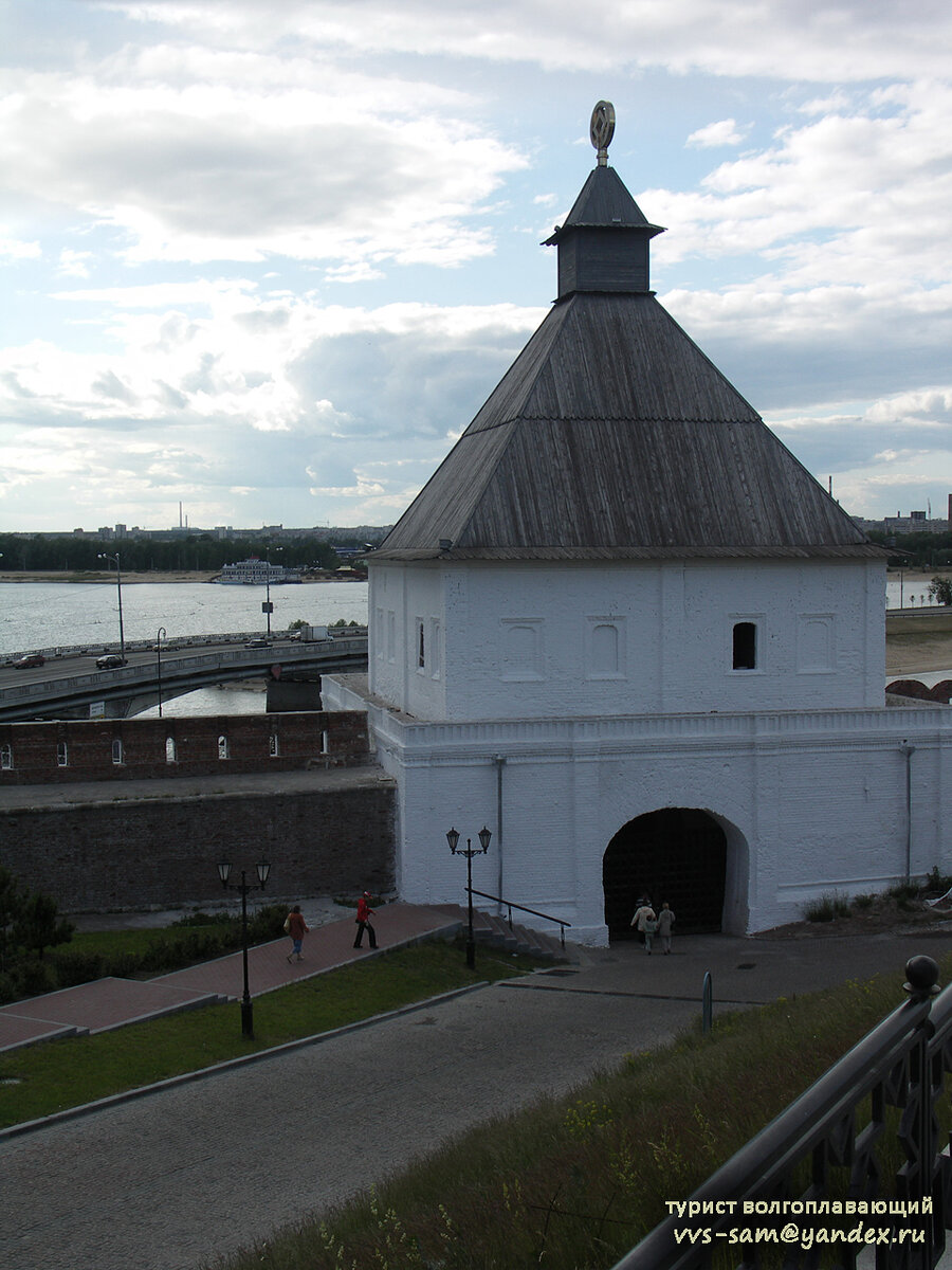 От внутренних ворот башни вверх по склону проложена дорожка, мощёная плиткой. Фото 11.06.2007.