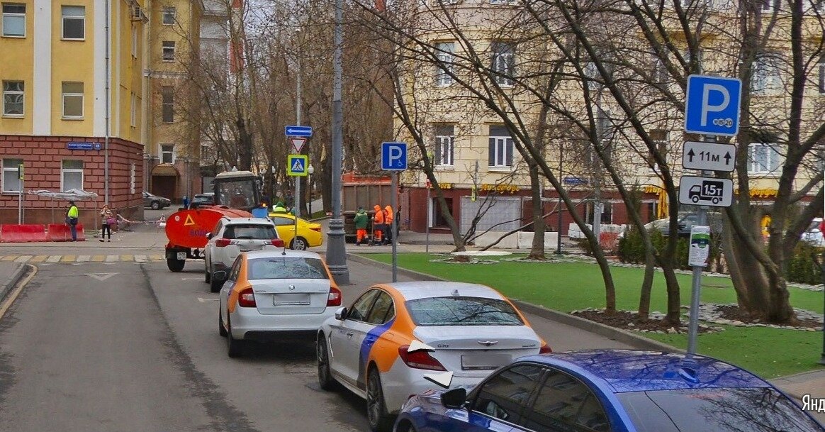 Парковка для грузовиков начинается сразу за легковой парковкой и имеет другой номер. Изображение взято с Яндекс-Панорам.