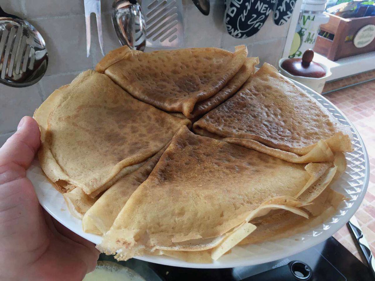 Блинчики укладываю треугольниками, как мама в детстве. Не смазываю маслом, но люблю есть с топлёным маслом, макая))) А вы?