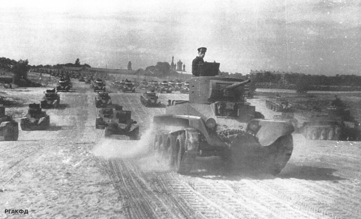 Советские танки на марше