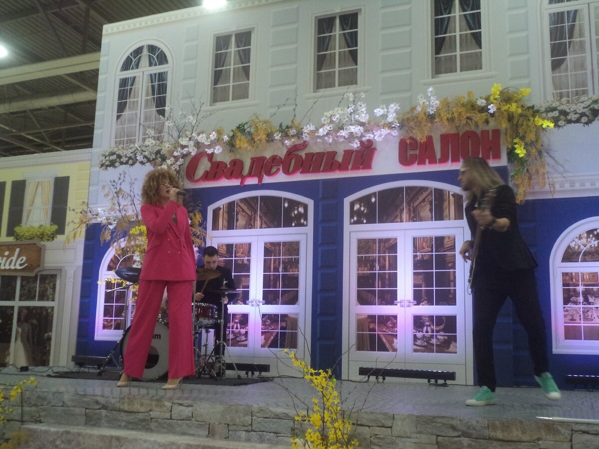 Сцена была оформлена под европейские улочки 