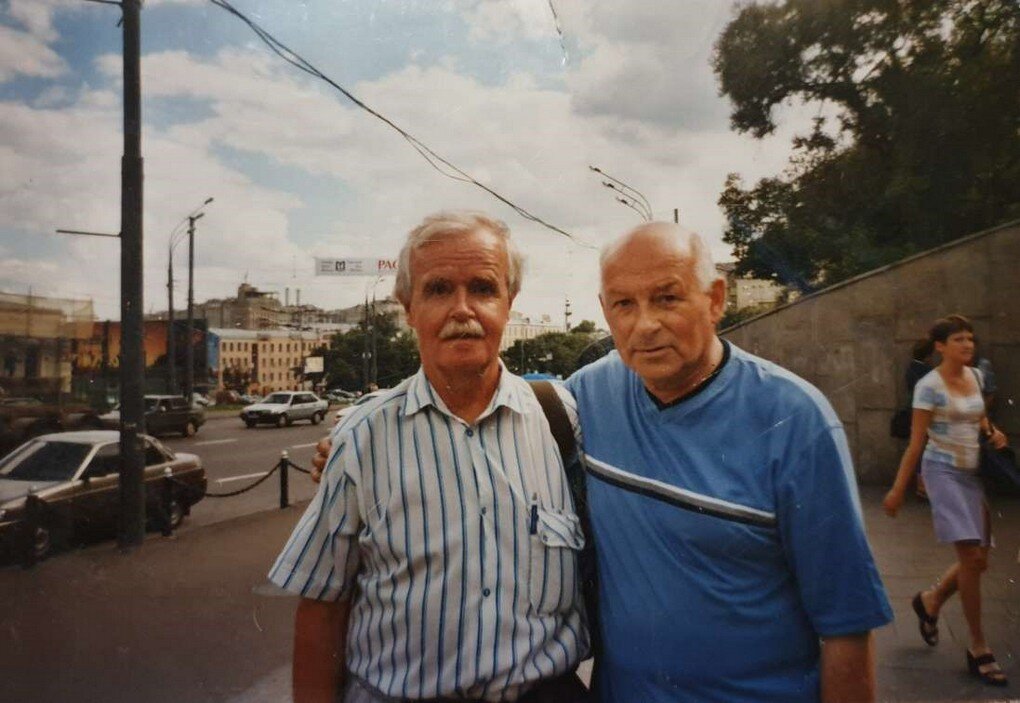 Лёня Китаев-Смык и Миша Соловьев, у выхода со станции метро «Библиотека В.И. Ленина» 2002 г.