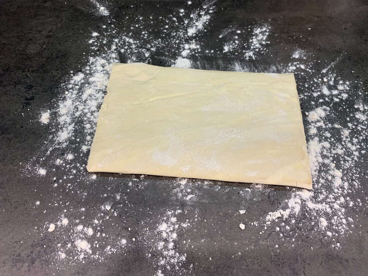Слоеное бездрожжевое тесто раскатать на припыленном мукой столе