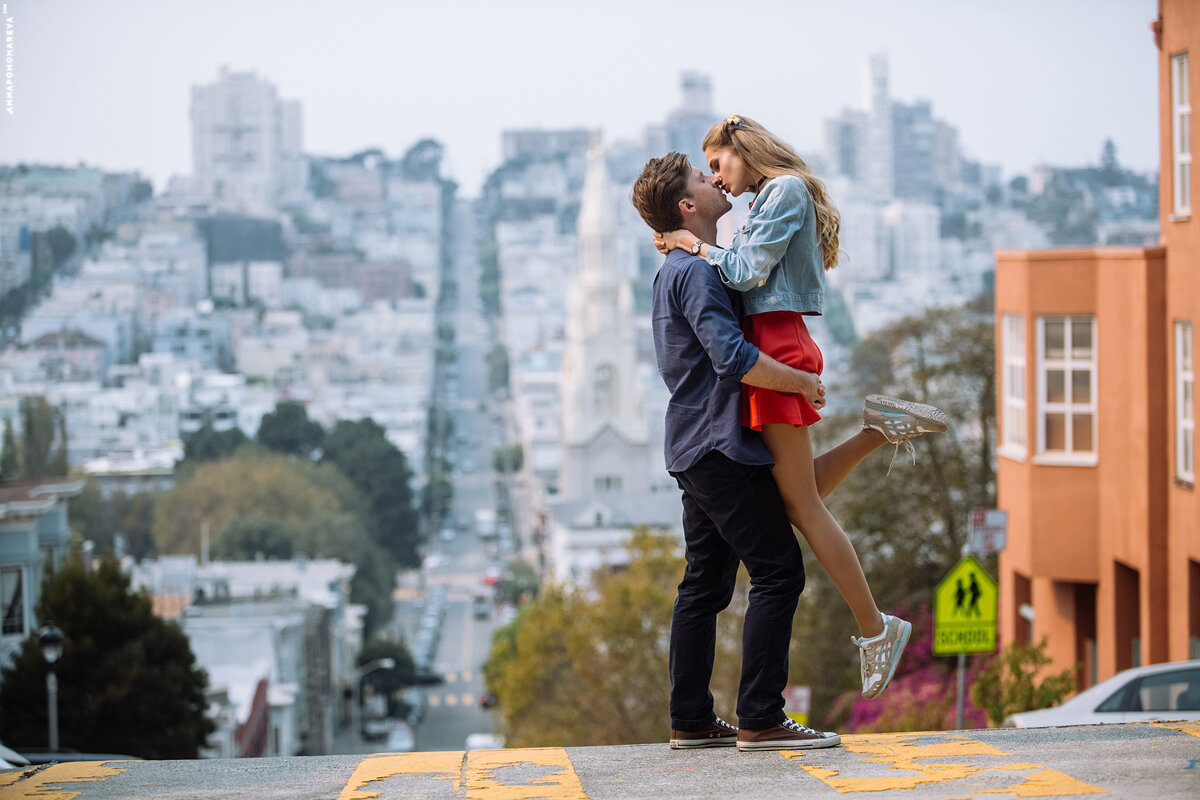 парочки на фоне города. фотосессия пары. город любви. пара влюбленных в нью йорке. поцелуй на улице.