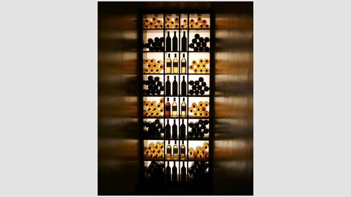 Какой винный шкаф лучше выбрать
Существует несколько  разновидностей винных шкафов и различаются они не только внешним видом и  функциональностью, но в первую очередь устройством системы охлаждения.Термоэлектрический винный шкаф  поддерживает установленную температуру при помощи специальных  термопластин (элементы Пельтье), которые охлаждаясь с одной стороны  нагреваются с другой. Для их охлаждения в конструкции шкафа  устанавливают вентиляторы, при работе они могут издавать довольно  сильный шум. Такие шкафы компактны и стоят недорого, однако из-за  особенностей конструкции их нельзя встраивать в мебель.Компрессорный винный шкаф  по своему устройству аналогичен холодильнику. Это самые надёжные и  удобные в установке модели, обладающие широким спектром различных  функций.Абсорбционный винный шкаф  — абсолютно бесшумная конструкция, работающая за счёт получения и  поглощении тепла при химических процессах. Из-за высокой стоимости,  большого энергопотребления и использования в процессе охлаждения опасных  химических элементов (аммиак и др.) популярностью не пользуются.