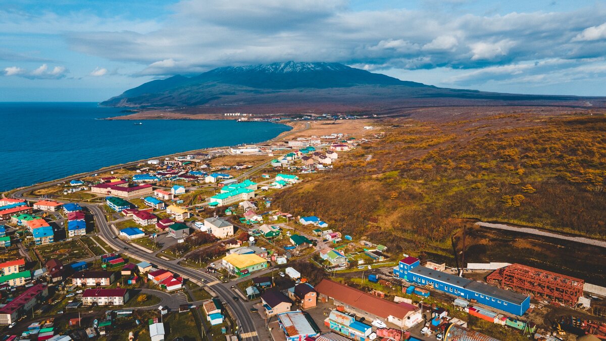 Город северо курильск. Южно Курильск остров Итуруп. Кунашир Южно Курильск. Курильские острова город Курильск. Итуруп город Курильск.